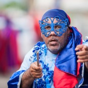 Carnaval de Guyane. Parade du littoral à Kourou. Deguisement. Touloulou. Masques. Costumes. Marionnettes. Diables rouges. Noir marron. Neg marron. Balayseuses.