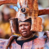 Carnaval de Guyane. Parade du littoral à Kourou. Deguisement. Touloulou. Masques. Costumes. Marionnettes. Diables rouges. Noir marron. Neg marron. Balayseuses.