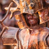 Carnaval de Guyane. Parade du littoral à Kourou. Deguisement. Touloulou. Masques. Costumes. Marionnettes. Diables rouges. Noir marron. Neg marron. Balayseuses.