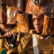 Carnaval de Guyane. Parade du littoral à Kourou. Deguisement. Touloulou. Masques. Costumes. Marionnettes. Diables rouges. Noir marron. Neg marron. Balayseuses.