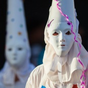 Carnaval de Guyane. Parade du littoral à Kourou. Deguisement. Touloulou. Masques. Costumes. Marionnettes. Diables rouges. Noir marron. Neg marron. Balayseuses.