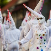 Carnaval de Guyane. Parade du littoral à Kourou. Deguisement. Touloulou. Masques. Costumes. Marionnettes. Diables rouges. Noir marron. Neg marron. Balayseuses.