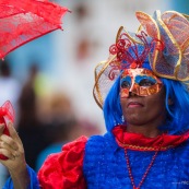 Carnaval de Guyane. Parade du littoral à Kourou. Deguisement. Touloulou. Masques. Costumes. Marionnettes. Diables rouges. Noir marron. Neg marron. Balayseuses.