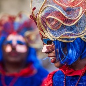 Carnaval de Guyane. Parade du littoral à Kourou. Deguisement. Touloulou. Masques. Costumes. Marionnettes. Diables rouges. Noir marron. Neg marron. Balayseuses.