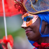 Carnaval de Guyane. Parade du littoral à Kourou. Deguisement. Touloulou. Masques. Costumes. Marionnettes. Diables rouges. Noir marron. Neg marron. Balayseuses.