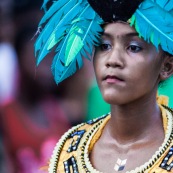 Carnaval de Guyane. Parade du littoral à Kourou. Deguisement. Touloulou. Masques. Costumes. Marionnettes. Diables rouges. Noir marron. Neg marron. Balayseuses.