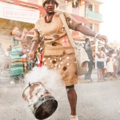 Carnaval de Guyane. Parade de Kourou 2017. Deguisement. Touloulou. Masques. Costumes. Marionnettes. Diables rouges. Noir marron. Neg marron. Balayeuses.