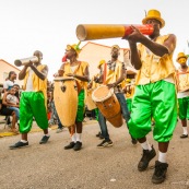 Carnaval de Guyane. Parade de Kourou 2017. Deguisement. Touloulou. Masques. Costumes. Marionnettes. Diables rouges. Noir marron. Neg marron. Balayeuses.