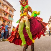 Carnaval de Guyane. Parade de Kourou 2017. Deguisement. Touloulou. Masques. Costumes. Marionnettes. Diables rouges. Noir marron. Neg marron. Balayeuses.
