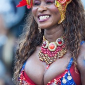 Carnaval de Guyane. Parade du littoral à Kourou. Deguisement. Touloulou. Masques. Costumes. Marionnettes. Diables rouges. Noir marron. Neg marron. Balayseuses.