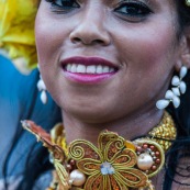 Carnaval de Guyane. Parade du littoral à Kourou. Deguisement. Touloulou. Masques. Costumes. Marionnettes. Diables rouges. Noir marron. Neg marron. Balayseuses.