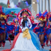 Carnaval de Guyane. Parade du littoral à Kourou. Deguisement. Touloulou. Masques. Costumes. Marionnettes. Diables rouges. Noir marron. Neg marron. Balayseuses.