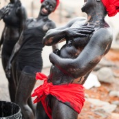 Carnaval de Guyane. Parade de Cayenne. Deguisement. Touloulou. Masques. Costumes. Marionnettes. Diables rouges. Noir marron. Neg marron. Balayseuses.