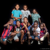 Portraits en studio à Maripsaoula. Enfants et adultes. Portrait.