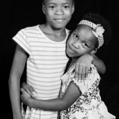 Portraits en studio à Maripsaoula. Enfants et adultes. Portrait.