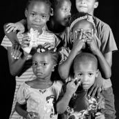 Portraits en studio à Maripsaoula. Enfants et adultes. Portrait.