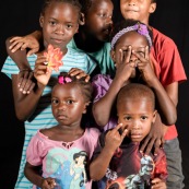 Portraits en studio à Maripsaoula. Enfants et adultes. Portrait.