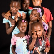 Portraits en studio à Maripsaoula. Enfants et adultes. Portrait.