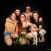 Portraits en studio à Maripsaoula. Enfants et adultes. Portrait.