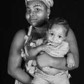 Portraits en studio à Maripsaoula. Enfants et adultes. Portrait.