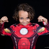 Portraits en studio à Maripsaoula. Enfants et adultes. Portrait.