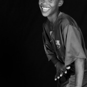 Portraits en studio à Maripsaoula. Enfants et adultes. Portrait.