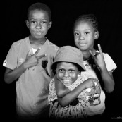 Portraits en studio à Maripsaoula. Enfants et adultes. Portrait.