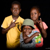 Portraits en studio à Maripsaoula. Enfants et adultes. Portrait.