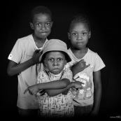 Portraits en studio à Maripsaoula. Enfants et adultes. Portrait.