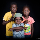 Portraits en studio à Maripsaoula. Enfants et adultes. Portrait.