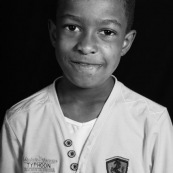 Portraits en studio à Maripsaoula. Enfants et adultes. Portrait.