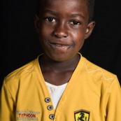 Portraits en studio à Maripsaoula. Enfants et adultes. Portrait.