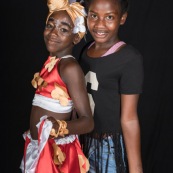 Portraits en studio à Maripsaoula. Enfants et adultes. Portrait.