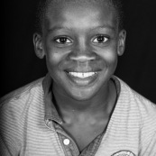 Portraits en studio à Maripsaoula. Enfants et adultes. Portrait.