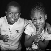 Portraits en studio à Maripsaoula. Enfants et adultes. Portrait.