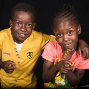 Portraits en studio à Maripsaoula. Enfants et adultes. Portrait.