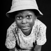 Portraits en studio à Maripsaoula. Enfants et adultes. Portrait.