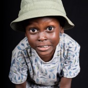 Portraits en studio à Maripsaoula. Enfants et adultes. Portrait.