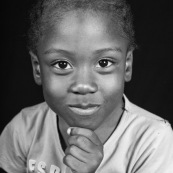 Portraits en studio à Maripsaoula. Enfants et adultes. Portrait.