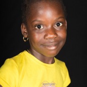 Portraits en studio à Maripsaoula. Enfants et adultes. Portrait.