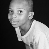 Portraits en studio à Maripsaoula. Enfants et adultes. Portrait.