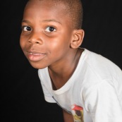 Portraits en studio à Maripsaoula. Enfants et adultes. Portrait.