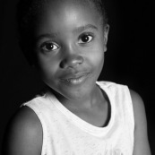 Portraits en studio à Maripsaoula. Enfants et adultes. Portrait.