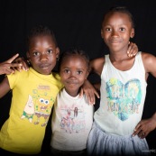 Portraits en studio à Maripsaoula. Enfants et adultes. Portrait.