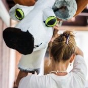 Carnaval en Guyane. Petite séance photos avant la parade du littoral de Kourou, dans les coulisses de la troupe Siliko qui prépare activement ce carnaval 2016. Chaque semaine, ils construisent de nouveaux costumes. Les petites mains s’activent de tous les cotés pour la fabrication d’immenses marionnettes sur le thèmes des animaux. Mouton paresseux, Iguane, Jaguar, Caniche, Zébu…