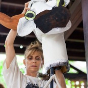 Carnaval en Guyane. Petite séance photos avant la parade du littoral de Kourou, dans les coulisses de la troupe Siliko qui prépare activement ce carnaval 2016. Chaque semaine, ils construisent de nouveaux costumes.  Les petites mains s’activent de tous les cotés pour la fabrication d’immenses marionnettes sur le thèmes des animaux. Mouton paresseux, Iguane, Jaguar, Caniche, Zébu…