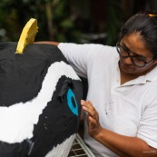 Carnaval en Guyane. Petite séance photos avant la parade du littoral de Kourou, dans les coulisses de la troupe Siliko qui prépare activement ce carnaval 2016. Chaque semaine, ils construisent de nouveaux costumes.  Les petites mains s’activent de tous les cotés pour la fabrication d’immenses marionnettes sur le thèmes des animaux. Mouton paresseux, Iguane, Jaguar, Caniche, Zébu…