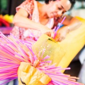 Carnaval en Guyane. Petite séance photos avant la parade du littoral de Kourou, dans les coulisses de la troupe Siliko qui prépare activement ce carnaval 2016. Chaque semaine, ils construisent de nouveaux costumes. Les petites mains s’activent de tous les cotés pour la fabrication d’immenses marionnettes sur le thèmes des animaux. Mouton paresseux, Iguane, Jaguar, Caniche, Zébu…