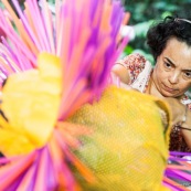 Carnaval en Guyane. Petite séance photos avant la parade du littoral de Kourou, dans les coulisses de la troupe Siliko qui prépare activement ce carnaval 2016. Chaque semaine, ils construisent de nouveaux costumes.  Les petites mains s’activent de tous les cotés pour la fabrication d’immenses marionnettes sur le thèmes des animaux. Mouton paresseux, Iguane, Jaguar, Caniche, Zébu…