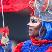 Carnaval de Guyane. Parade du littoral à Kourou. Deguisement. Touloulou. Masques. Costumes. Marionnettes. Diables rouges. Noir marron. Neg marron. Balayseuses.